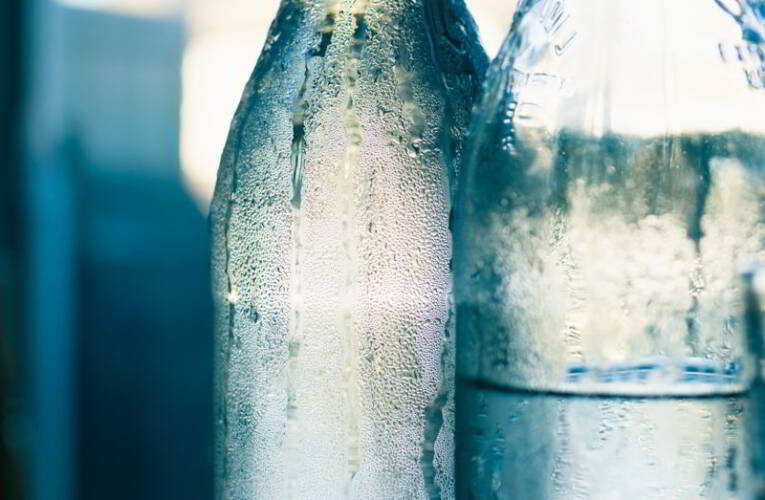Woda w szklanych butelkach z dostawą do domu. Czy jest dobrą alternatywą?